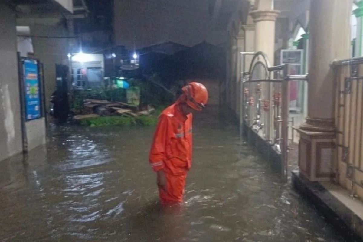 Hujan Deras Picu Banjir Jakarta Puluhan Rt Terendam Belasan Ruas Jalan Lumpuh