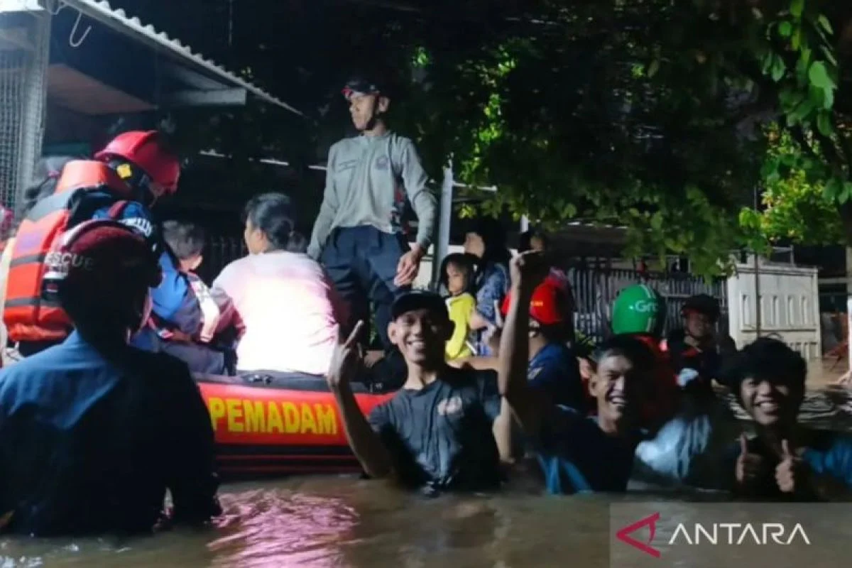 Luapan Kali Cipinang Rendam Ciracas Evakuasi Warga Prioritaskan Kelompok Rentan