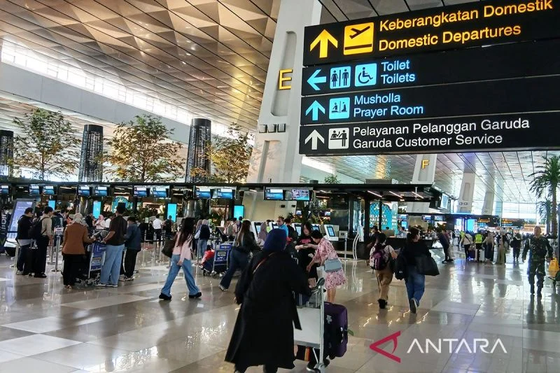 Cuaca Ekstrem Lumpuhkan Soekarno Hatta Penerbangan Terganggu Plafon Terminal 3 Jebol